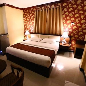 Zimmer mit Kingsize-Bett